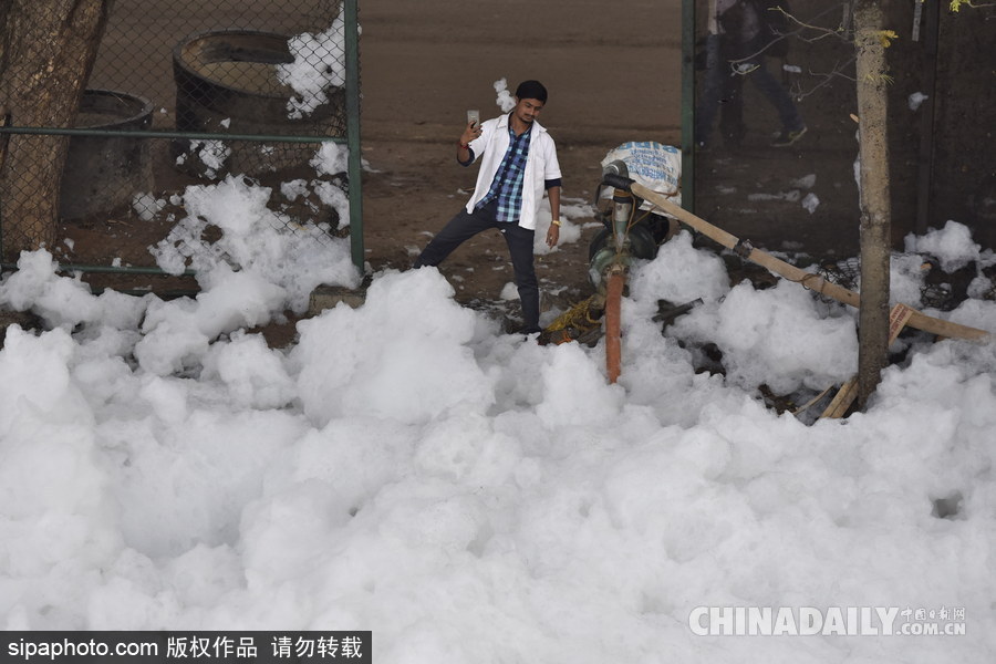 印度貝蘭杜爾湖污染嚴(yán)重 產(chǎn)生大量泡沫充斥街頭