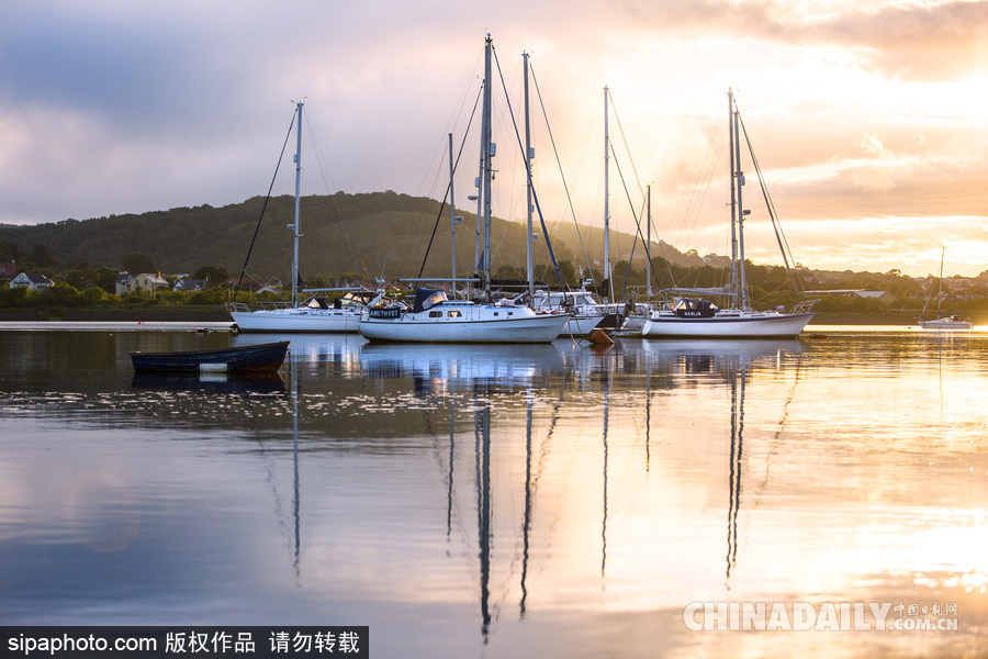 英國(guó)康威河日出美景 天光云影的“平行世界”