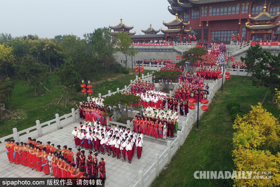 山東濱州：驚艷重陽節(jié) 千名中老年旗袍愛好者走秀