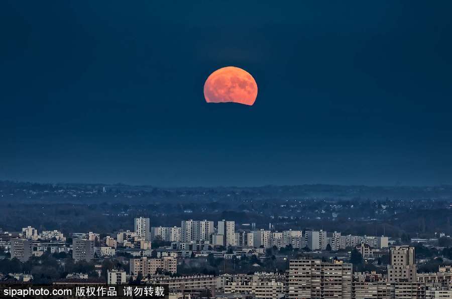 美得像油畫 法國里昂橙色“狩獵月”當空