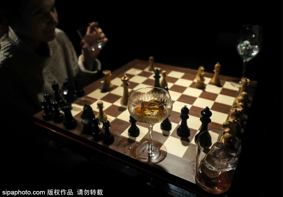 世界國際象棋俱樂部莫斯科開幕 市民享受悠閑益智運(yùn)動